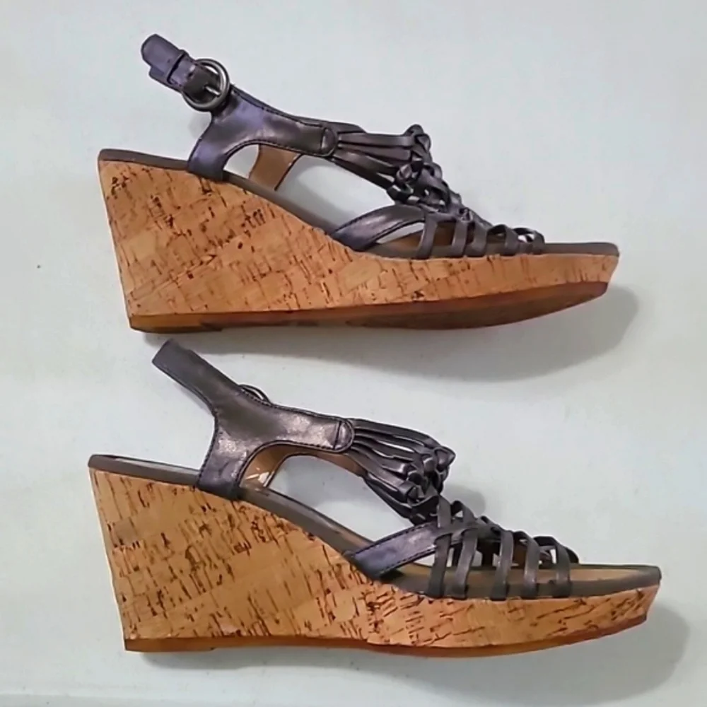 Baretraps Tempted dark pewter wedge sandals size 9
